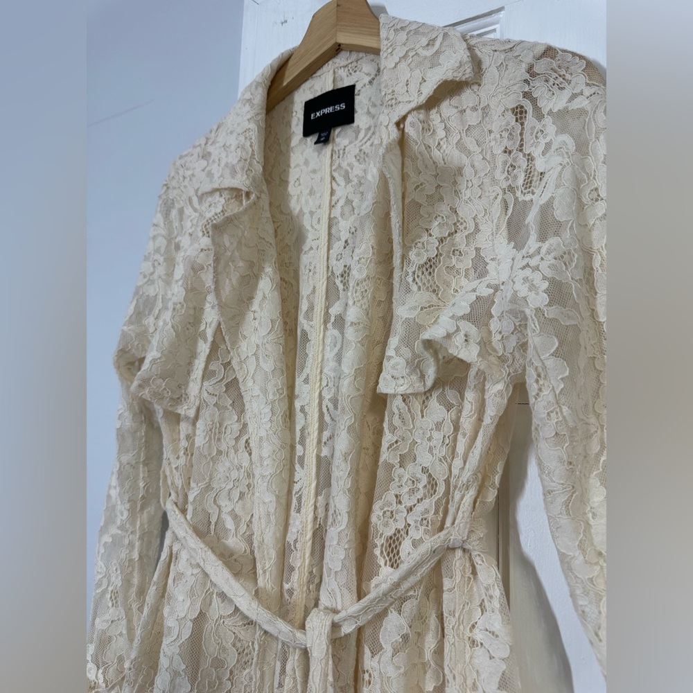 Express Cream Lace Robe Trench - Picture 4 of 6